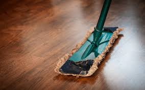 met dit eenvoudige middeltje maak je je laminaatvloer blinkend schoon vloerkleed schoonmaken schoonmaken laminaatvloer