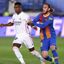 A partir del 2000, se creó la liga premier de futbol profesional, dónde de los 14 equipos, los dos últimos descendían a una división inferior y el tercero por la cola jugaba la promoción para no hacerlo. La Liga De Espana Asi Quedaron Las Posiciones Tras El Partido Entre Real Madrid Y Barcelona