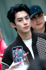 250419 Dylan Wang arrived in Shanghai! He spent the day in Sanya filming a  Pepsi summer campaign and returned to Shanghai this evening. He's so cute  🥰 trying to hear the fans