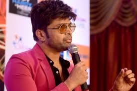 Himesh reshammiya se narodil vipinovi reshammiyi, hudebnímu skladateli z gudžarátu, a madhu. Himesh Reshammiya To Come Up With Surroor 21 Music Album Dtnext In