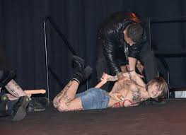 Femen stürmen die „Venus“: Busenprotest gegen künstliche Porno-Brüste