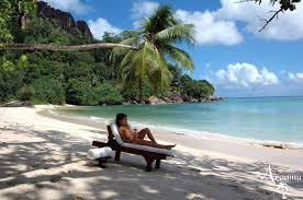 Vakítóan fehér homokos strandja, a part gránit sziklái, és a hihetetlenül türkizkék óceán varázslatos képet kölcsönöz. Seychelle Szigetek Utazas 2020 Paratlan Elmeny Az Araamu Travel Lel Seychelle Szigetek Nyaralas Maia Luxury Resort Spa