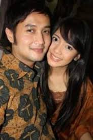 Mulai dari fotograferm perancang busana hingga penata rias. Aldi Bragi Dan Ririn Menikah 11 Juli Tribunnews Com Mobile