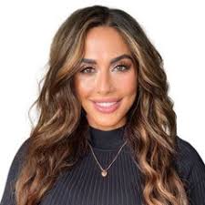 Dina Dillard's Instagram, Twitter & Facebook