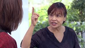 Ở trích đoạn giới thiệu tập 2 hương vị tình thân phần 2, nam (phương oanh) bị hai người phụ nữ bất ngờ xông tới hắt nước, xé áo đánh ghen. HÆ°Æ¡ng Vá»‹ Tinh Than Táº­p 46 Ba Dáº§n Báº¯t Quáº£ Tang Ba Bich Noi Xáº¥u Minh Sau LÆ°ng Vtv Vn