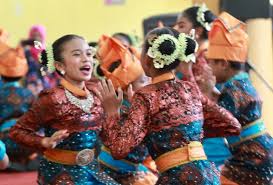 Pakaian tradisional melayu kaya dengan motif bunga, daun dan alam, seperti baju kurung teluk belanga dan baju kurung johor yang menunjukkan keunikan tersendiri. Peluang Melaram Baju Tradisional Di Rumah Budaya Culture House Menara Kl I Suke Mstar