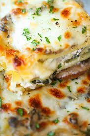 Creamy Spinach And Mushroom Lasagna Recipe This Is Sure To Become A Family Favorite Recettes De Cuisine Recette Lasagne Legume Recette Lasagne Vegetarienne