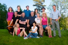 Fourteen contestants are chosen from the outside world. Farmen Kjendis Vendela Kirsebom