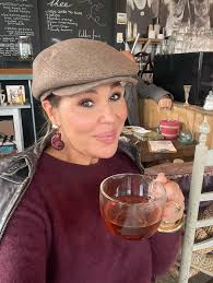 WANNEER EEN BOEK IEMAND TERUGBRENGT NAAR HET LEVEN Tien jaar geleden kreeg  ik een bericht van een Vlaamse singer-songwriter die ik toen, als domme  Nederlander, 🫣 nog niet kende: @t_o_m_h_e_l_s_e_n Hij schreef