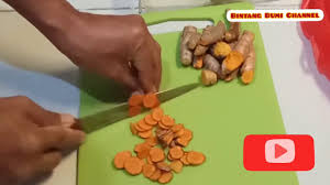 Cara membuat jamu beras kencur dan kunyit asam, enak, segar dan berkhasiat. Cara Membuat Bubuk Kunyit Dan Ramuan Wedang Jahe Kunyit Sereh Youtube