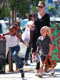 Denn schon im november soll die adoptivtochter von angelina jolie und brad pitt ihr erstes projekt veröffentlichen. 27 Brad Pitt Ideen In 2021 Angelina Jolie Brad Pitt Angelina Jolie Fotos