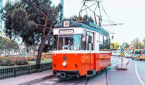 Taksim meydanı için otobüsle ve tramvay ile geldiğinizde merkezine çıkabilirsiniz. Halkbank Kultur Ve Yasam