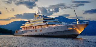 Another day, another reason that we must simply eat the rich. Billionaires Vacation Jeff Bezos And Lloyd Blankfein On 138m Superyacht Rising Sun Yacht Harbour