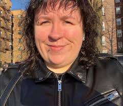 Hi! my name is Belle, i'm 23 and i work in the beauty industry. My friend  Pablo and I are moving to Greenpoint, Brooklyn and we are looking for a  third female