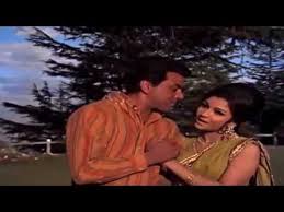 Chalo Sajanaa Jahaan Tak Ghataa Chale Lyrics Lata Mangeshkar Mere Hamdam Mere Dost 1968 Gaya jahan meetha nasha hai taaron ki chaaon mein chalo tumko lekar chale hum un fizao mein jahan meetha nasha hai taaron ki chaaon mein. bharatlyrics