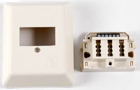 Dafür habe ich ein kabel was vom keller (wo eine switch steht die mit dem router verbunden ist) bis zum dachgeschoss geht zu einer dose. 1 Tae Dose Wird Vom Netzbetreiber Installiert