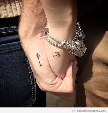 Mini Tatuaje Para Parejas En La Mano Disenos De Tatuaje Para Parejas Mejores Tatuajes Para Parejas Tatuajes De Parejas