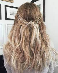 Amazing Blonde Hair With An Awesome Hair Accessory Ladystyle Hair Styles Medium Length Hair Styles Down Hairstyles
