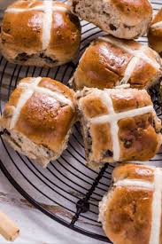Hot Cross Bun Susse Brotchen Aus Hefeteig Zum Osterfruhstuck Foodtempel Rezept In 2020 Susse Brotchen Rezeptideen Teig