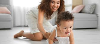 Krabbeln beginnt meist damit, dass sich das baby um sich selbst dreht. Baby Krabbeln Krabbeln Lernen Fordern Pampers