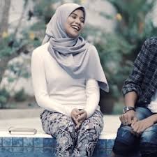 Aku ingin engkau hadir di dalam keputusanku kau terus memekar bunga di hatiku. Lirik Lagu Aku Yang Bersalah Usop Mentor