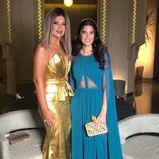ولكن فاجأت الإعلامية بوسي شلبي، الفنانين ووضعتهم وأبنائهم في موقف محرج أثناء توافدهم علي المطار للتوجه إلي مهرجان الجونة في دورته الثالثة، بفتح كاميرا الموبايل والتقاط عدة صور وفيديوهات لهم ولأبنائهم ونشرها على إنستجرام. Ø¨ÙˆØ³ÙŠ Ø´Ù„Ø¨ÙŠ ØªØ®Ø·Ù Ø§Ù„Ø£Ù†Ø¸Ø§Ø± Ø¨Ø¥Ø·Ù„Ø§Ù„Ø© Ø¬Ø±ÙŠØ¦Ø© ØµÙˆØª Ø§Ù„Ù…Ø³ÙŠØ­ÙŠ Ù…ÙˆÙ‚Ø¹ ØµÙˆØª Ø§Ù„Ù…Ø³ÙŠØ­Ù‰ Ø§Ù„Ø­Ø± Ù‡Ùˆ Ø§Ù„Ù…Ø³ÙŠØ­Ù‰ Ø§Ù„Ø­Ø± Ø§Ù„Ù‚Ø¨Ø·Ù‰ Ø§Ù„Ø°Ù‰ ÙŠÙ†Ø´Ø± Ø§Ù„ÙƒÙ„Ù…Ø© ÙˆØ§Ù„ØµØ¯Ù‚ Ù„ÙƒÙ„ Ø§Ù„Ø¹Ø§Ù„Ù… ÙˆÙŠÙ‡ØªÙ… Ø¨Ø§Ù‚Ø¨Ø§Ø· Ø§Ù„Ù…Ù‡Ø¬Ø±