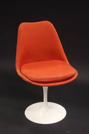 Né d'un père architecte est d'une mère sculptrice, eero saarinen hérite ses talents d'artiste de ses parents. Sold Price Eero Saarinen 1910 1961 Knoll Chaise Pivotante Tulip En Fibre De Verre Laque Blanc Reposant Sur Un Pied De Forme Tulipe En Fonte D Aluminium Laque Blanc Couverture Orange