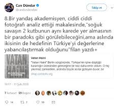 Deniz gezmiş belgeselini hazırladığı sırada, bir sahnede amerikan bayrağının yakılacağını söyleyen dündar, dinlenmek için uzandığı sırada, o sahnede yakılacak bayrağı. Can Dundar Niye Amerikan Bayragina Sarildi