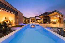A Brandon Architects Concluiu Recentemente Uma Nova Casa Moderna No Bairro De Cameo Shores Em Corona Del Mar California Casas Familiares Casas Casas Modernas