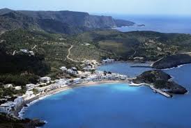 Στα νότια της πελοποννήσου βρίσκονται τα κύθηρα ή τσιρίγο, ένας δημοφιλής προορισμός, που εξυπηρετεί τους επισκέπτες του μέσω του αεροδρομίου, αλλά από το λιμάνι της. Ky8hra Sofistike Kai Enallaktika Www Olivemagazine Gr