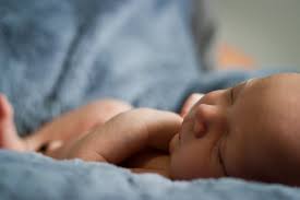 A sudden high fever that lasts for three to five days is an early feature of roseola. Roseola Baby Measles Bloem Momdoc
