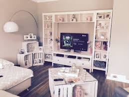 Unser Neues Wohnzimmer Tisch Und Regal Ist Aus Obstkisten Schrankwand Ist Von Ikea Aus Der Wohnzimmertisch Wohnzimmer Ideen Gemutlich Wandregal Wohnzimmer