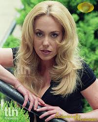 HelenaRojo Una Gran Dama de la Actuación #HelenaRojo debutó con un pequeño  rol en el melodrama Extraños en su pueblo (1973). Pero fue en 1977, cuando  obtiene la oportunidad de protagonizar la