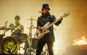 Twenty one pilots‏подлинная учетная запись @twentyonepilots 13 ч13 часов назад. Watch Twenty One Pilots Perform Level Of Concern For The First Time