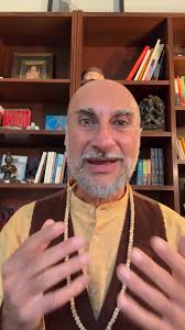 Tieni lontano i #complottisti e terrai lontano il #pessimismo ed il  #rancore., Nella Scuola del Risveglio si impara come mantenere il focus sul  #presente e con i piedi a terra., Mantenendo una mente ...