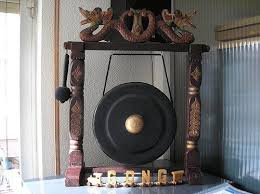 Tamborin adalah alat musik ritmis tradisional yang dapat menghasilkan 2 bunyi sekaligus saat dimainkan. Alat Muzik Tradisional Traditional Music Gongs Antiques