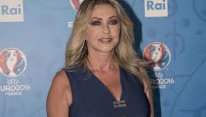 She has been active on rai since the 1990s, hosting its main sports programs such as la domenica sportiva  and 90º minuto Paola Ferrari Annuncia L Addio Alla Rai Dicono Che Sono Vecchia