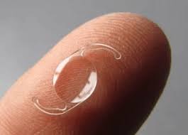 Keberadaan area mata yang tampak ditutupi kabut merupakan salah satu tanda utama yang perlu dicurigai sebagai penyakit katarak. Cataract Hesed Eye Specialists Singapore