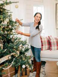 The Work Is Mostly Done At The New Magnolia House Bed And Breakfast And It S Ti Joanna Gaines Christmas Joanna Gaines Christmas Tree Farmhouse Christmas Decor