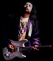 Chrisye mencoba mengingatkan kepada kita semua jika hati ini ingin damai, maka bukan dunia, harta, dan. Ku Cari Damai Lyrics Chords By Ramli Sarip