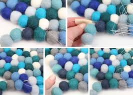 So wird jeder filzball zweifach genäht Filzkugelteppich Rund Selber Machen Anleitung Zusammen Nahen Filzkugel Teppich Teppich Selber Machen