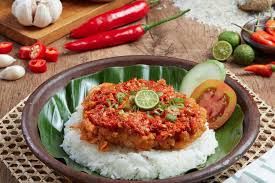Nah, selain bisa mendapatkannya di rumah makan favoritmu, kamu juga bisa kok membuat ayam geprek crispy renyah dan gurih sendiri dirumah. Berapa Banyak Kalori Yang Dibakar Makanan Pedas Halaman All Kompas Com