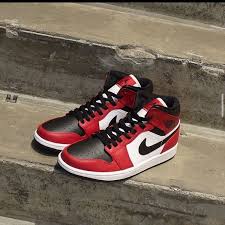 Nike Air Jordan 1 Mid Chicago Black Toe 554724 069 In 2020 Fashion Shoes Sneakers White Basketball Shoes Casual Shoe Sneakers
