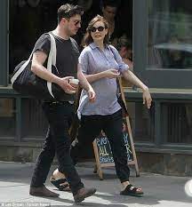 They were childhood pen pals who lost touch and reconnected as adults. Marcus Mumford Carey Mulligan And What Appears To Be A Baby Bump In Nyc Carey Mulligan Carey Mulligan Marcus Mumford Marcus Mumford