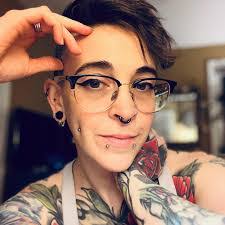 Sara Bell's Instagram, Twitter & Facebook