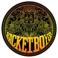 Racket boys dizisinde, uzak bir kırsal alanda badminton dünyasında idol olmayı hayal ederek büyüyen haenam ortaokulu'ndan 16 yaşındaki erkek ve kızların hikayesini anlatıyor. The Racket Boys Startseite Facebook
