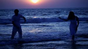 Resultado de imagem para pessoas felizes se abraçando