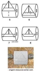 Die kunst des papier faltens wird als origami bezeichnet und stammt aus dem fernen japan. Toilet Paper Origami Toilettenpapier Origami Origami Boot Kunst Aus Toilettenpapier