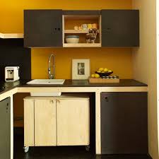 Un Studio A L Esprit Seventies Cuisine Minimaliste Cuisines Maison Minimaliste