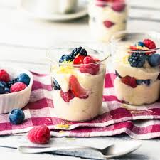 Die Butter Sorgt Nicht Nur Fur Die Extraportion Cremigkeit Sondern Auch Dafur Dass Diese Lockere Mousse Ohne Gelatine Zitronenmousse Zitronen Mousse Rezepte
